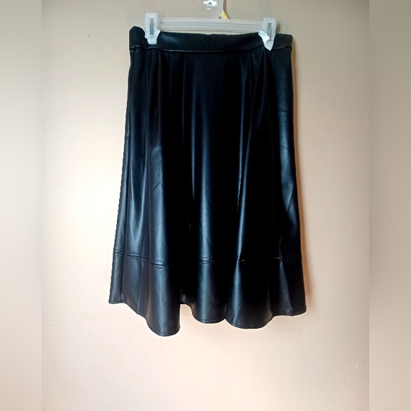 ELEGANT BLACK VEGAN LEATHER KNEE-LENGTH SKIRT-(NEW) - Picture 2 of 8